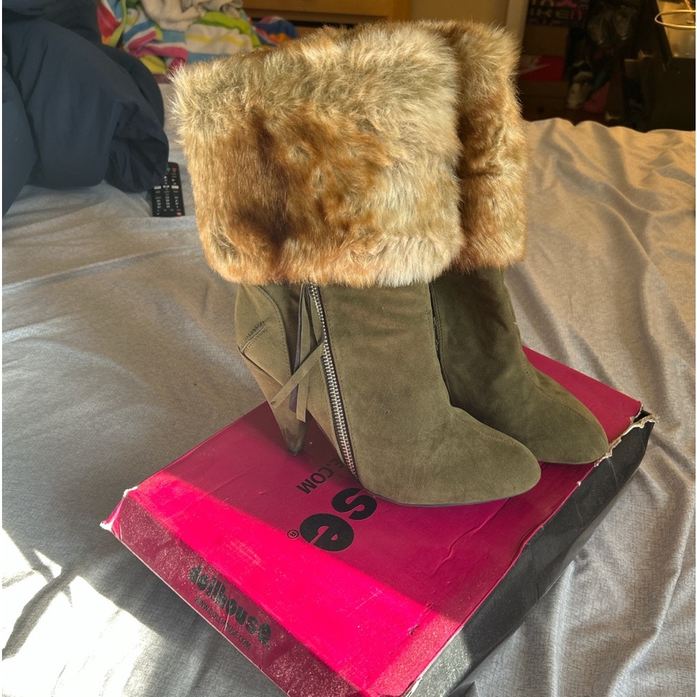 Dollhouse Boots with fur size 8